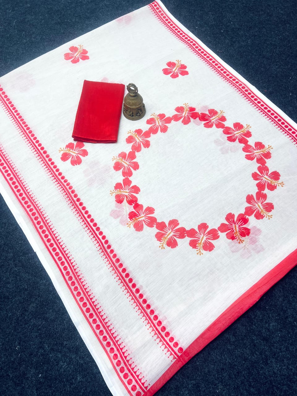 MG 492 White And Red Gold Jari Plain Linen Printed Sarees Wholesale Market In Surat	